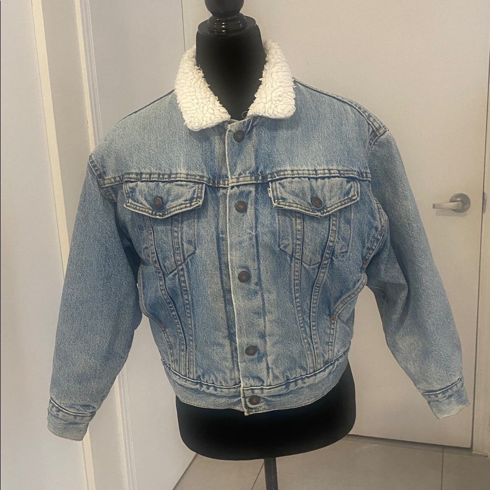 LEVI’S vintage Denim  Button down Jacket with  White Sherpa Collar Size Small